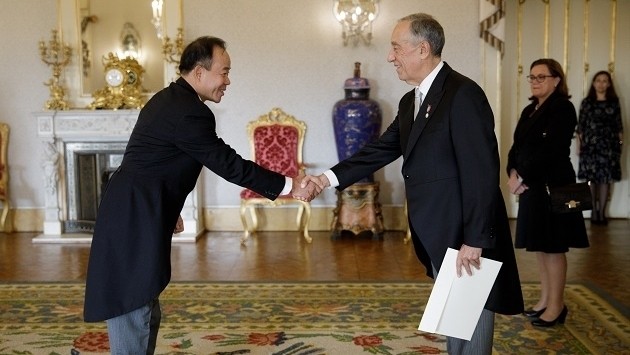 L'ambassadeur Nguyên Thiêp (à gauche) présente ses lettres de créance au Président portugais, Marcelo Rebelo de Sousa. Photo: Ambassade du Vietnam en France.
