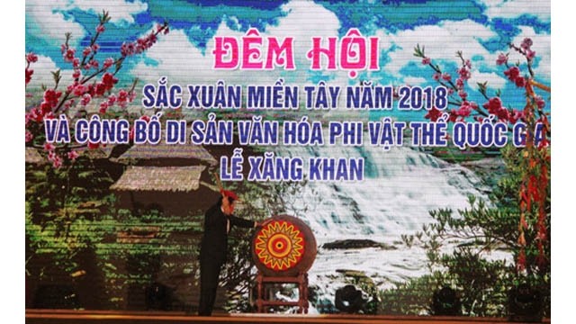 Le vice-président du comité populaire de Nghê An, Lê Minh Thông, frappe le tambour pour inaugurer la fête. Photo: Journal Nghê An