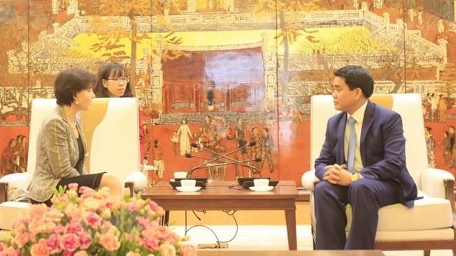 Le président du Comité populaire de Hanoi, Nguyên Duc Chung (à droite) et l'ambassadrice italienne au Vietnam, Cecilia Piccioni. Photo: VNA.