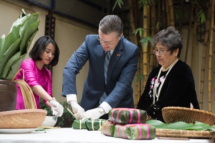 L’ambassadeur américain au Vietnam prépare le « banh chung »