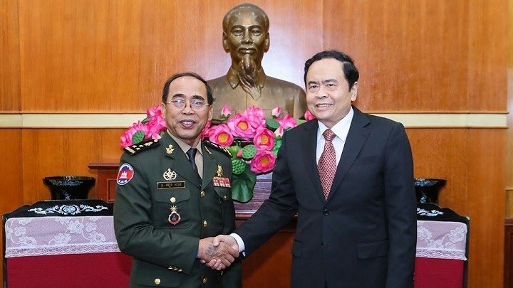 Le président du CC du FPV, Trân Thanh Mân (à droite), et le général Dieng Sarun, chef adjoint du Commandement de la garde de l'Armée royale cambodgienne. Photo: daidoanket.