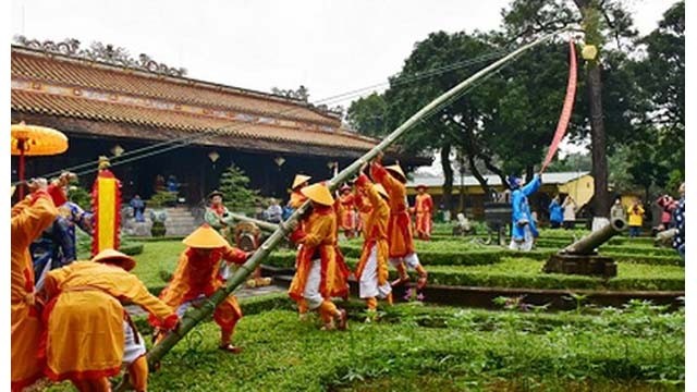 Les rites de la levée du « cây nêu » du Têt à Dai Nôi à Huê. Photo: VGP
