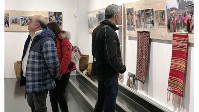 Un coin de l’exposition sur les costumes des 54 ethnies du photographe français,  Alain Dussarp, lors de l’événement intitulé « Aux Cœurs du Vietnam ». Photo : NDEL. 