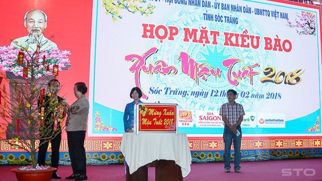 Le Front de la Patrie du Vietnam de la province de Soc Trang (au Sud) a organisé le 12 février une rencontre avec des Viêt kiêu qui rentraient au pays natal à l’occasion du Têt. Photo : baosoctrang.org.vn.