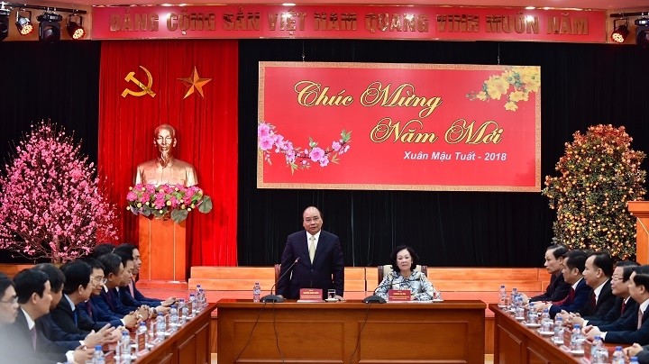 Le PM vietnamien, Nguyên Xuân Phuc (debout), lors de sa rencontre avec certains organismes du PCV, le 22 février, à Hanoi. Photo : VGP.