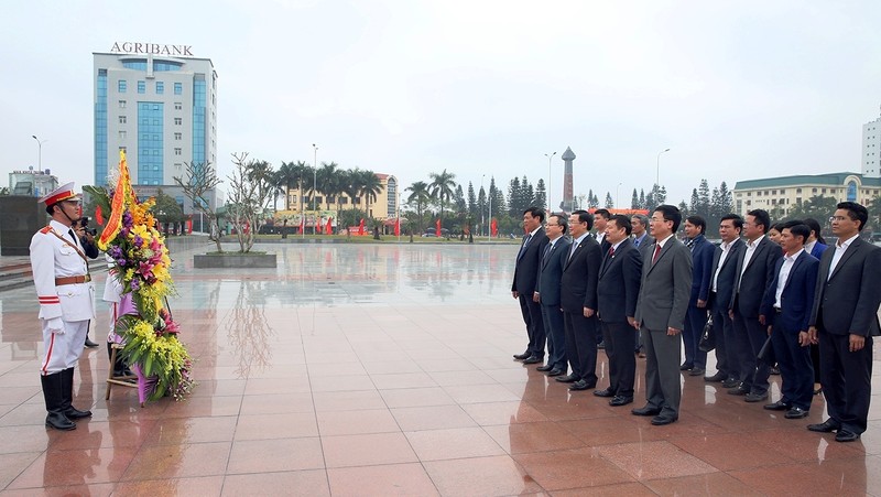 Le Vice-PM Vuong Dinh Huê et sa suite en hommage au feu Secrétaire général du PCV, Nguyên Van Linh. Photo: NDEL.
