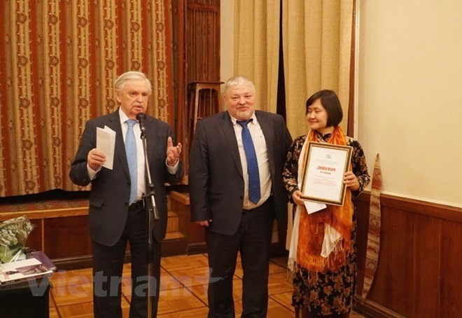 L'écrivaine et traductrice vietnamienne Nguyên Thuy Anh (droite) reçoit le prix annuel russe de la traduction littéraire. Photo: VNA.