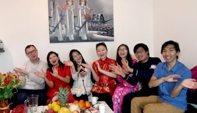 La famille du couple Nhung, Philberg Corbrejaud et leurs amis adressent des voeux du Nouvel An à leurs familles au Vietnam. Photo: NDEL 