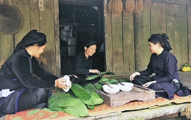 La famille de Mme Hoàng Thi Huong à la commune de Bao Toàn prépare des « banh chung den » (gâteau noir du Têt) pour célébrer le culte des  ancêtres à l’occasion du Têt « Dap noi ». Photo: NDEL.