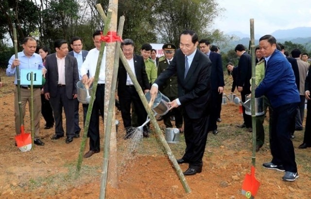 Le Président vietnamien, Trân Dai Quang, lors de la Fête de plantation d'arbres du printemps 2018 à Bac Can. Photo : VNA.
