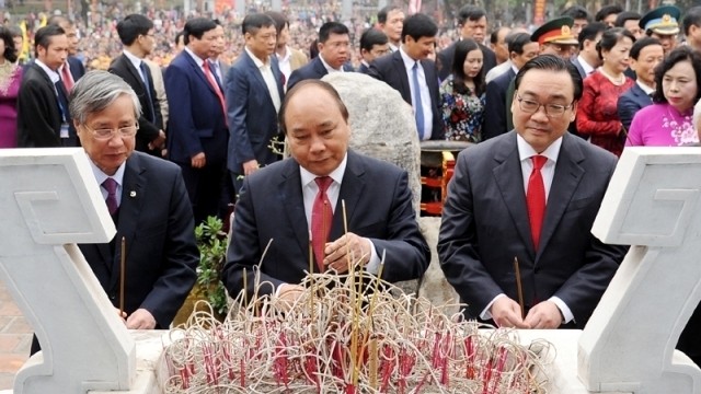 Le PM vietnamien, Nguyên Xuân Phuc (au centre), et des invités brûlent des bâtonnets d'encens en hommage de l'empereur Quang Trung-Nguyên Huê. Photo: Trân Hai/NDEL.