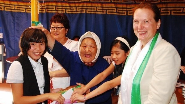 La Docteure Irina Konhiukhova (à droite) avec des enfants participant au projet "Route de la paix", en Kalmoukie. Photo : VNA.