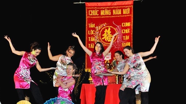 Un numéro artistique interprété lors de la fête du Nouvel An vietnamien organisée par l’Association « Le Liseron ». Photo: Dinh Tuân/NDEL. 