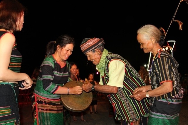 Le chef du village attache un bracelet aux villageois pour leur souhaiter la santé et la paix. Photo: NDEL