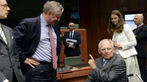 Le ministre fédéral des Finances d'Allemagne, Wolfgang Schäuble (droite), s'entretient avec le Commissaire européen Siim Kallas avant la réunion de l'Eurogroupe lundi 7 juillet à Bruxelles. Photo : CVN.