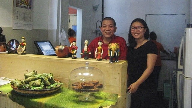 Mme Phùng Huyên Nga (à droite) et le chef Quôc Vuong au restaurant "Pho Viet Nam" au Sri Lanka. Photo: NDEL.