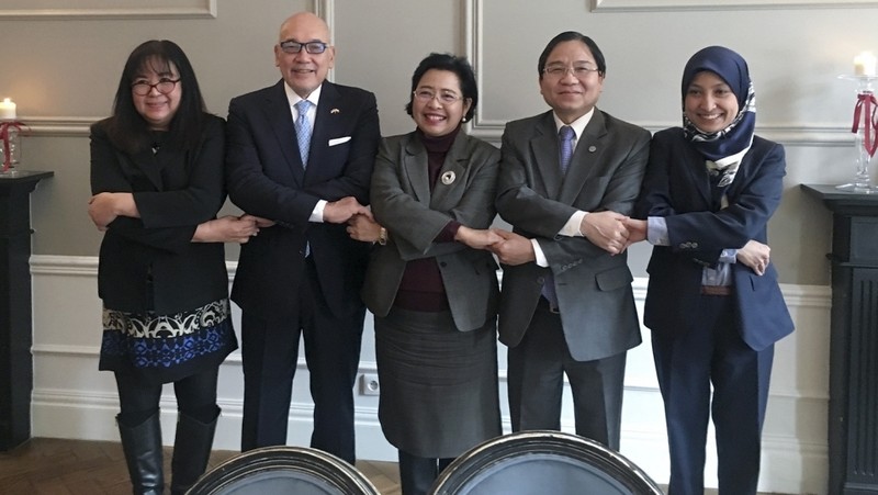 L'ambassadeur vietnamien Vu Dang Dung (2e, à droite) et les autres ambassadeurs aséaniens en Pologne. Photo: TGVN.