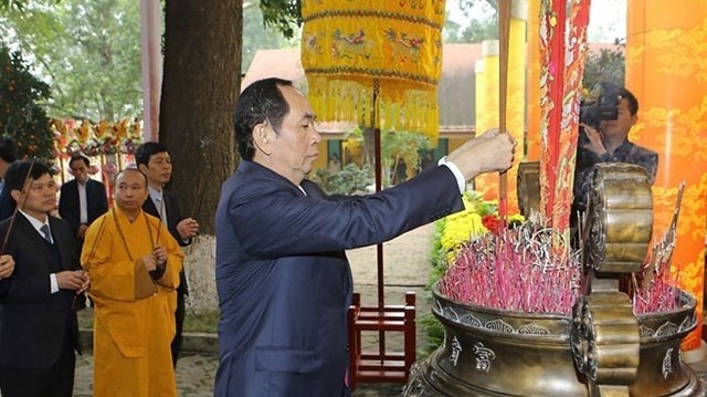 Le Président du Vietnam, Trân Dai Quang, brûle des bâtonnets d’encens au palais Kinh Thiên, dans la cité impériale de Thang Long à Hanoi. Photo: VNA.