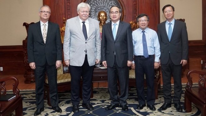Nguyên Thiên Nhân, secrétaire du Comité du PCV pour Hô Chi Minh-Ville (au centre), reçoit le Pr-Dr Horst Hippler. Photo: baomoi.com.