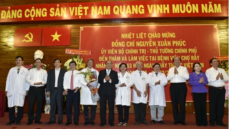 Le PM Nguyên Xuân Phuc rencontre des médecins de l’hôpital Cho Rây. Photo: VGP.