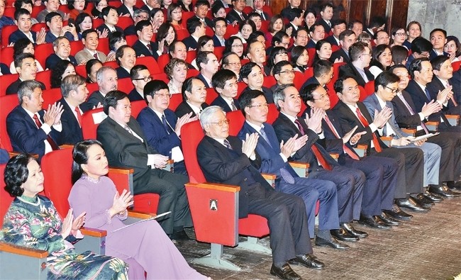 Des dirigeants vietnamiens lors du programme en l'honneur de la Journée des médecins vietnamiens, le 27 février, à Hanoi. Photo : NDEL.