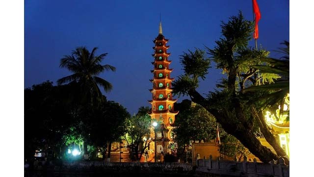  La tour honorant la foi boudhique de la pagode Trân Quôc. Photo: http://kinhtedothi.vn/van-hoa/