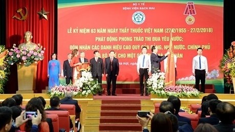 Le Président Trân Dai Quang remet l'Ordre du travail de deuxième classe à l'hôpital Bach Mai, le 26 février. Photo : VOV.