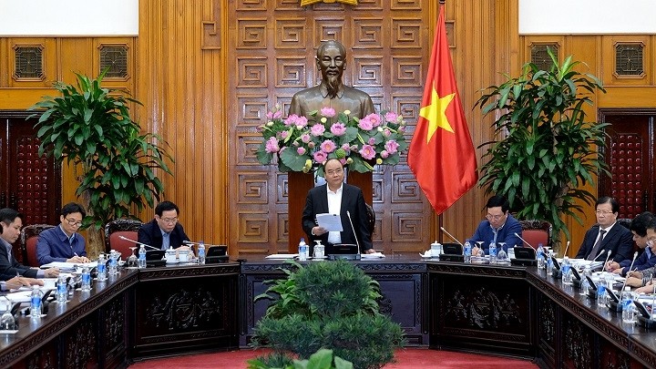Le PM vietnamien Nguyên Xuân Phuc (debout) à la réunion de bilan de l’application de la Résolution No13. Photo: VGP.