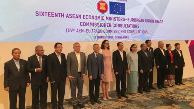 La 16e réunion des ministres de l'Économie de l'ASEAN et des délégués commerciaux de l'UE qui s'est tenue en marge de la 24e réunion des ministres économiques de l'ASEAN à Singapour. Photo : baocongthuong.com.vn.