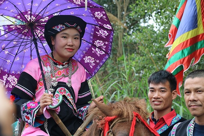 Les Bô Y utiliseront le cheval (ou une chaise à porteurs) pour accompagner la mariée chez le marié. Photo: NDEL