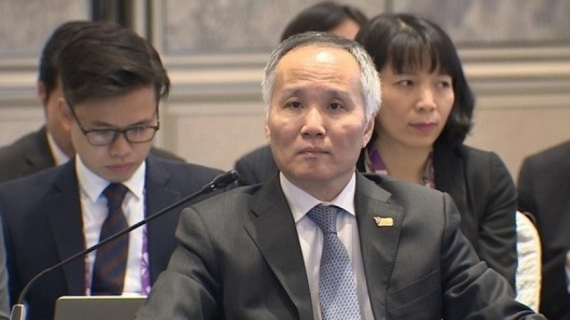 Le vice-ministre vietnamien de l'Industrie et du Commerce, Trân Quôc Khanh à la 24e conférence restreinte des ministres de l'Économie de l'ASEAN qui a eu lieu les 1e et 2 mars à Singapour. Photo : baoquocte.vn.