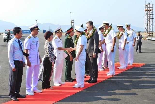 Cérémonie d’accueil en l'honneur des officiers et soldats américains au port de Tiên Sa, le 5 mai à Dà Nang. Photo: NDEL.