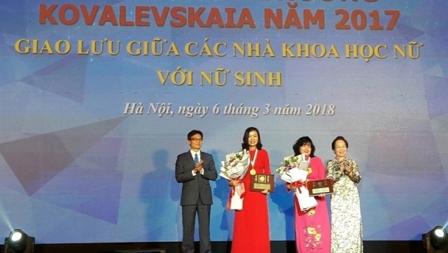 L'ancienne Vice-Présidente Nguyên Thi Doan (1er, à droite) et le Vice-Premier ministre Vu Duc Dam (1er, à gauche) remettent le Prix Kovalevskaya 2017 à Trân Vân Khanh et Dinh Thi Bich Lân. Photo : baovanhoa.vn.
