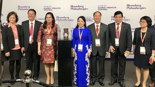 La ministre vietnamienne de la Santé, Nguyên Thi Kim Tiên (4e, à droite) et la délégation vietnamienne à la cérémonie de remise du prix Bloomberg Philanthropies Awards pour la lutte mondiale contre le tabac. Photo : baoquocte.vn.