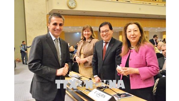 L’ambassadeur Duong Chi Dung (2e à droite) et des ambassadeurs d'autres pays francophones à Genève. Photo : VNA