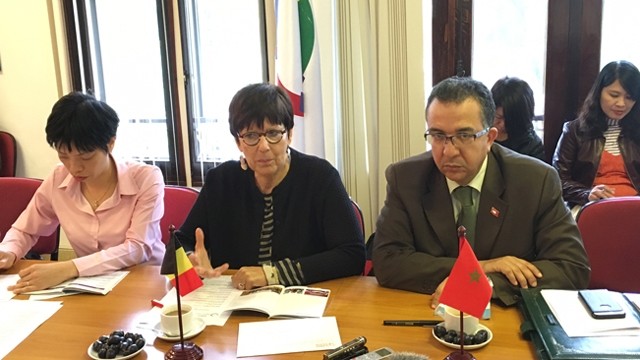 L’ambassadrice belge au Vietnam, Jehanne Roccas, présidente du GADIF (au milieu) et l’ambassadeur du Maroc au Vietnam, Azzeddine Farhane, le vice-président du GADIF (à droite) lors de la conférence de presse tenue le 14 mars à Hanoi. 