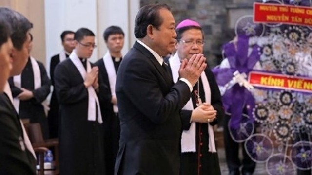 Le Vice-Premier ministre Truong Hoa Binh rend hommage à l'archevêque Paul Bùi Van Doc. Photo: VOV.