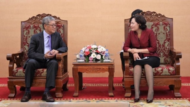 La vice-gouverneur de la BEV, Nguyên Thi Hông (à droite) et le représentant en chef de la BRI en Asie-Pacifique, Eli Remolona, le 14 mars à Hanoi. Photo : thoibaonganhang.vn. 