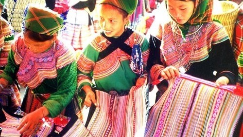Des femmes Mông fleuries à Bac Hà. Photo: NLD.