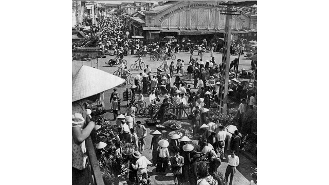 Il s’agissait d’un regard réel sur la vie de la capitale Hanoi il y a plus de 50 ans. Sur la photo, il s’agit du paysage devant le marché Dông Xuân, un des marchés séculaires existant encore de nos jours. Photo: http://kinhtedothi.vn