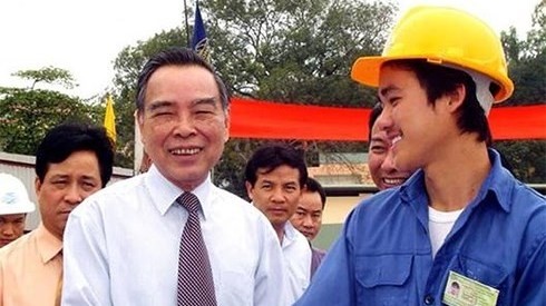 L’ancien PM vietnamien Phan Van Khai (à gauche) visite le chantier du pont Bai Chay, dans la province de Quang Ninh (au Nord), en avril 2005. Photo: VOV.