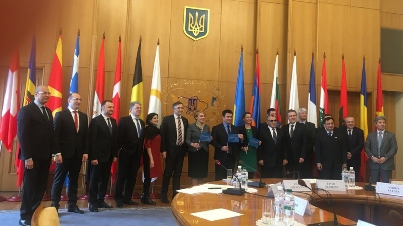Photo de famille entre les ambassadeurs des 14 pays membres de la Francophonie présents à Kiev et les responsables ukrainiens. Photo: Ambassade du Vietnam en Ukraine.