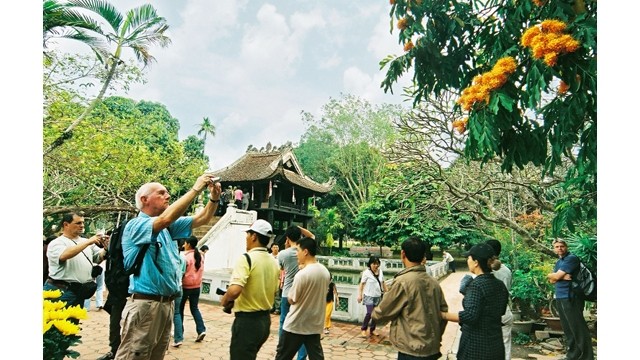 Des visiteurs à la pagode au pilier unique. Photo: kinhtedothi.vn