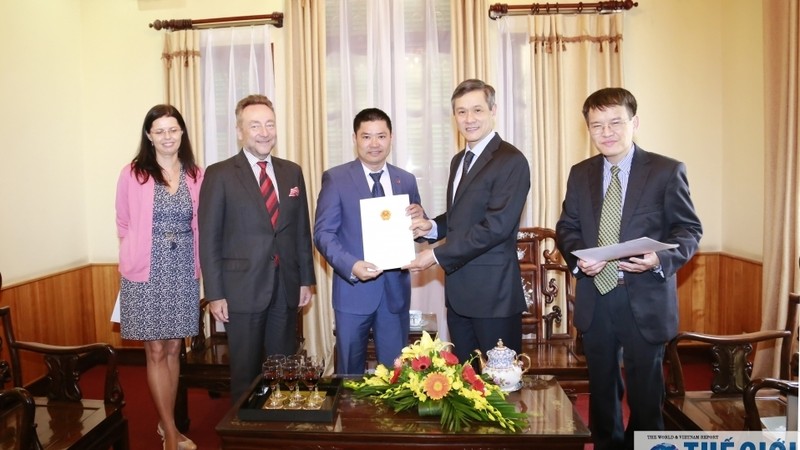 Pham Truong reçoit l’attestation de consul d’honneur de la R. tchèque à Hai Phong. Photo: baoquocte.vn