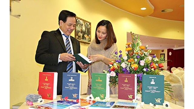 L’ingénieur Nguyên Quyêt Tiên présente le 5e volume de ce dictionnaire. Photo: VOV