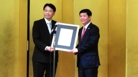 L’ambassadeur du Vietnam au Japon, Nguyên Quôc Cuong (à droite), remet l'attestation de consul d’honneur du Vietnam dans la préfecture d’Aichi, au docteur Nagato Natsume. Photo: SGGP.