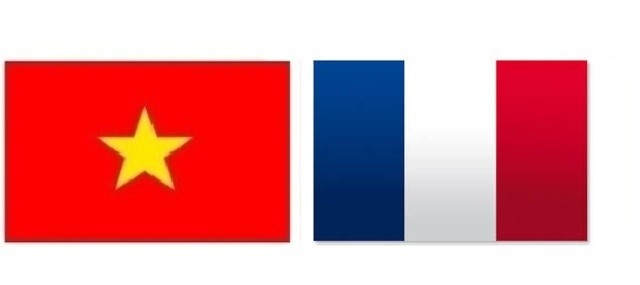 Les drapeaux du Vietnam et de la France. Photo: NDEL