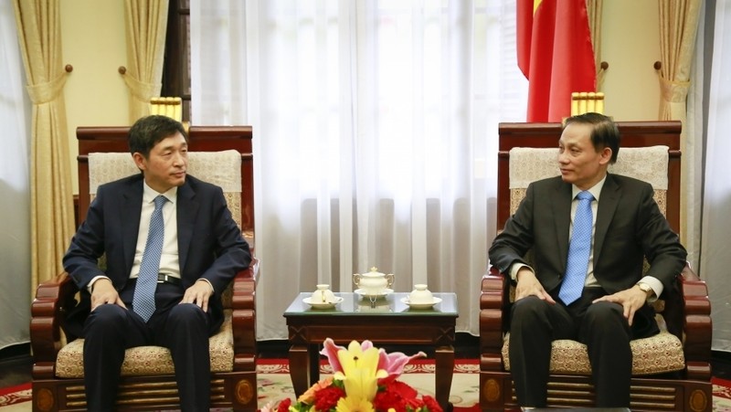 Le vice-ministre vietnamien des AE, Lê Hoài Trung (à droite), et l’ambassadeur sud-coréen au Vietnam, Lee Hyuk. Photo: TGVN.