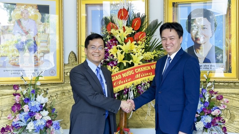 Le vice-ministre des AE Hà Kim Ngoc (à gauche) est allé formuler ses meilleurs vœux à l’Ambassade du Cambodge au Vietnam. Photo: baoquocte.vn