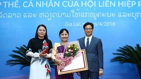 Le Vice-PM vietnamien, Vu Duc Dam (1er à droite), remet l’Ordre de l’Indépendance de 2e classe à la présidente de l’Union des Femmes laotiennes, Inlavanh Keobounphanh. Photo: VGP.